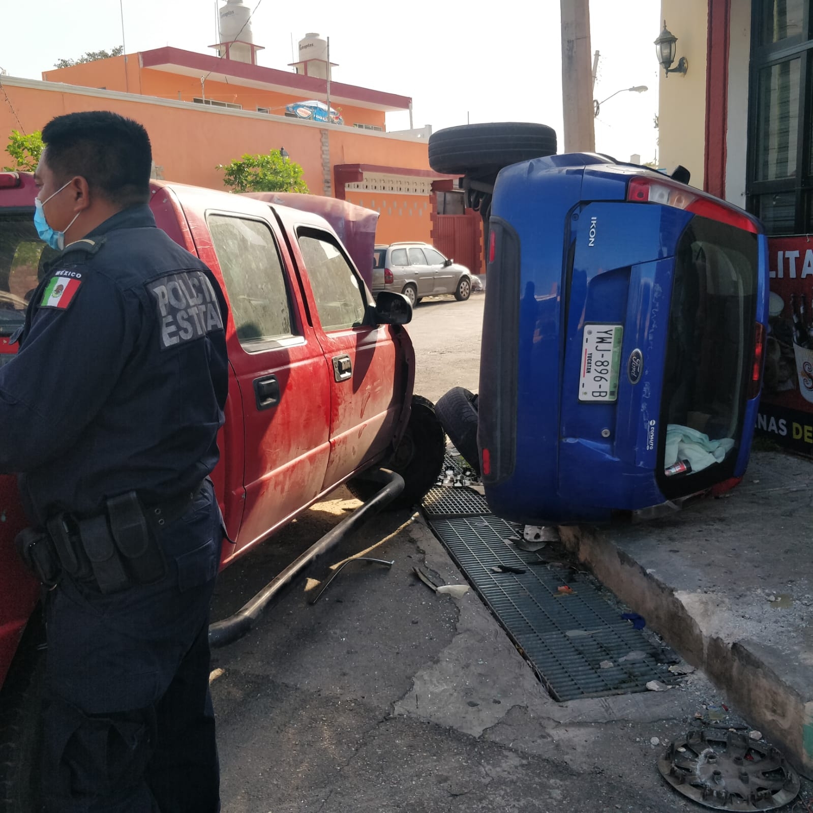 Choque mañanero en el Centro de Mérida deja una carro volcado