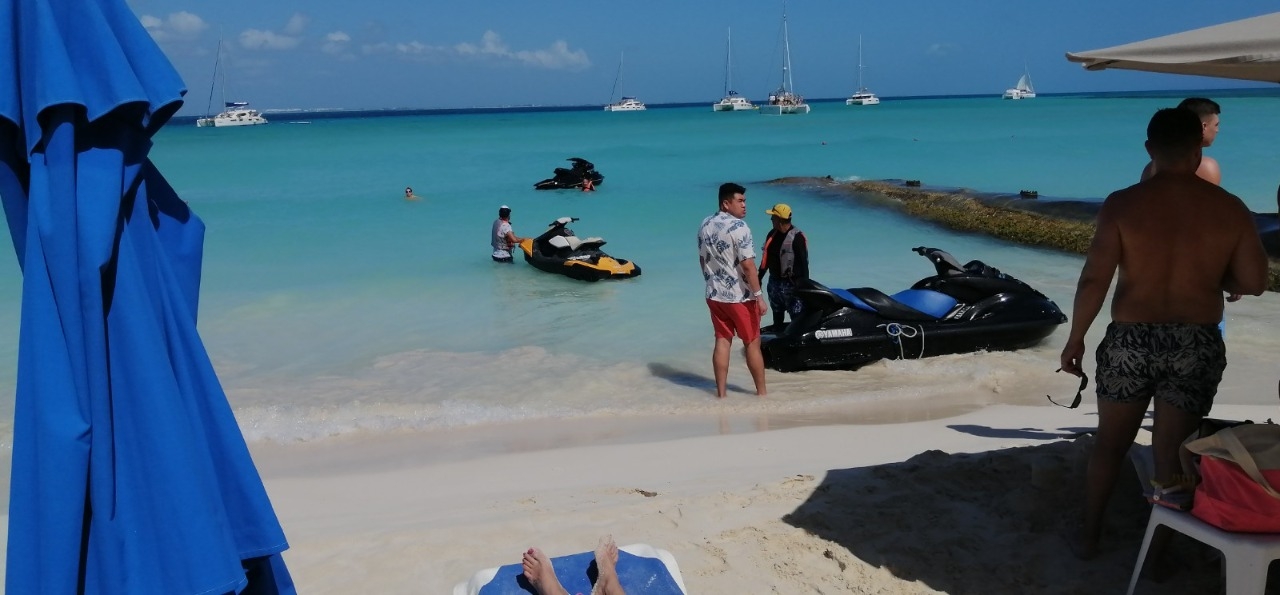 Motos acuáticas invaden zona de bañistas en Isla Mujeres