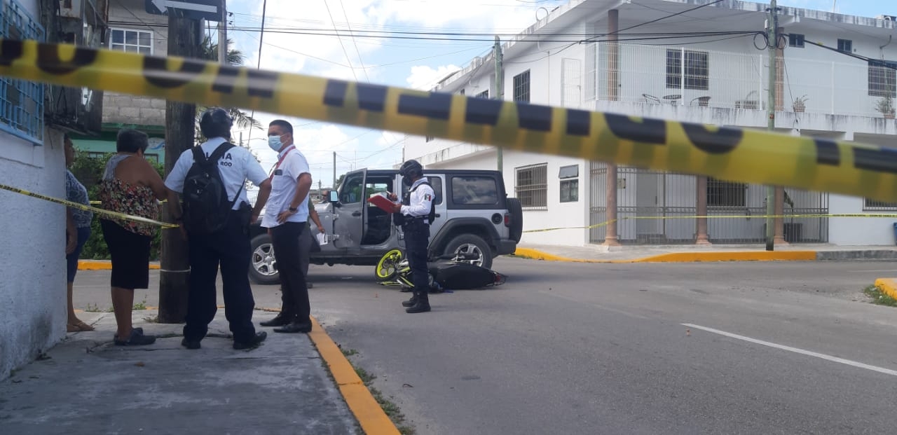 La motociclista fue llevada a un hospital en Cozumel para su atención médica tras el accidente causado por la mujer extranjera