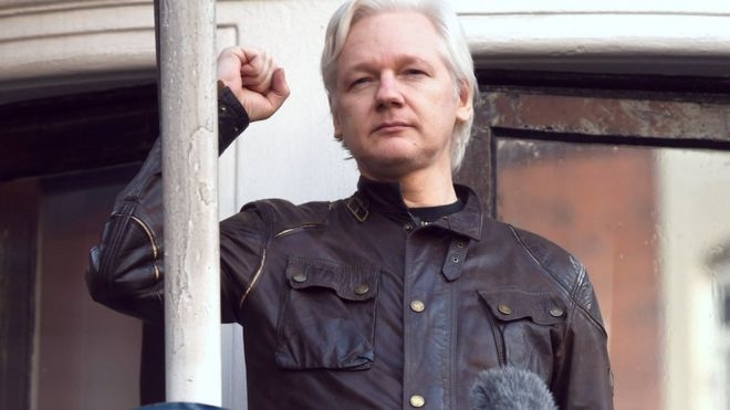 Julian Assange, fundador de WikiLeaks, se casa en prisión con su exabogada