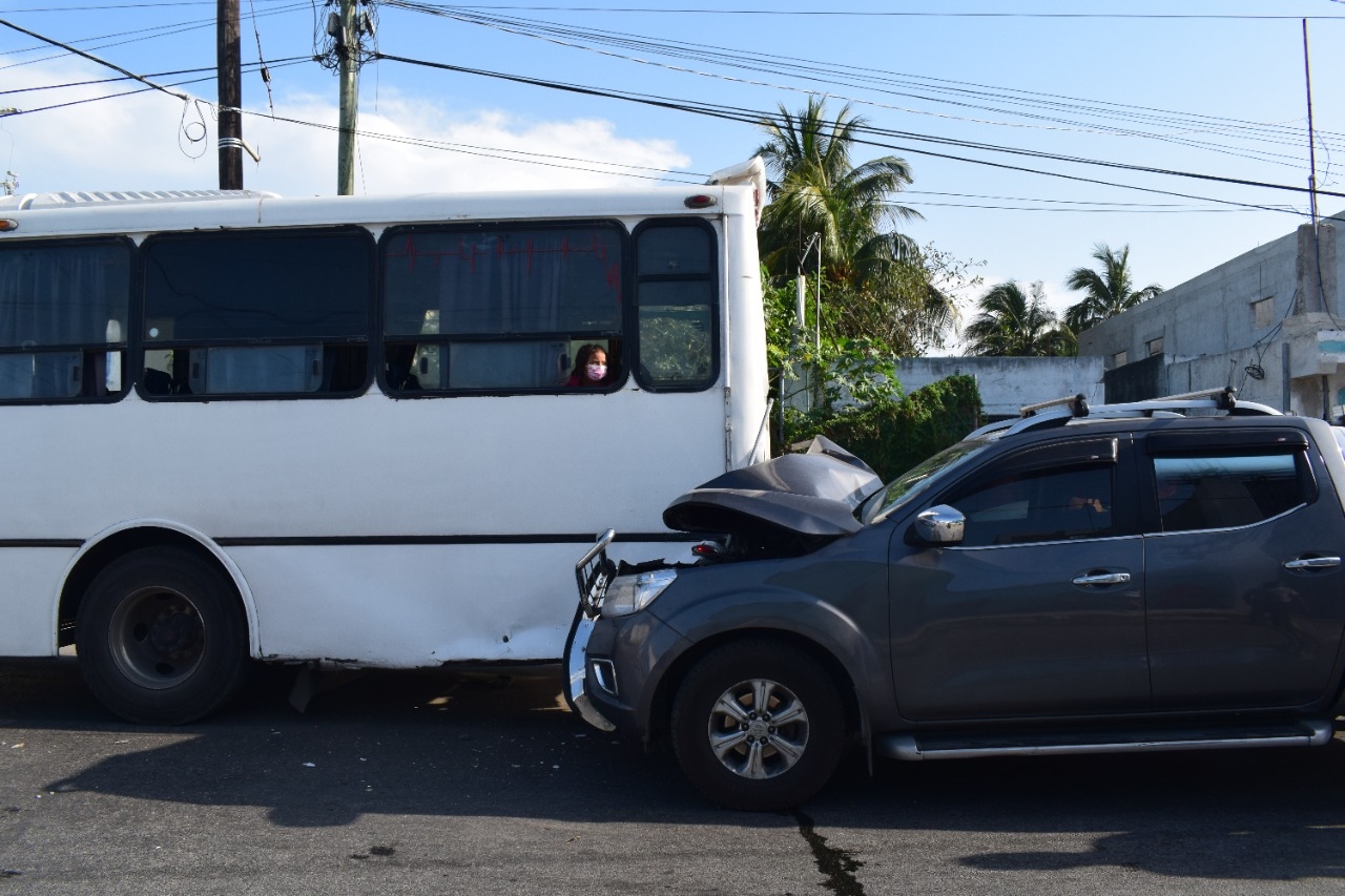 La camioneta terminó colisionando con el camión