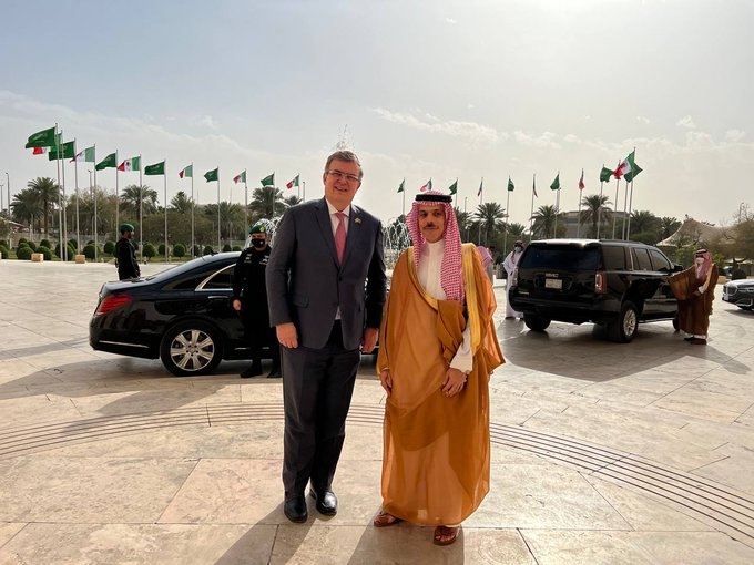 Ebrard compartió la foto con el canciller saudí en sus redes sociales. Foto: Twitter @m_ebrard