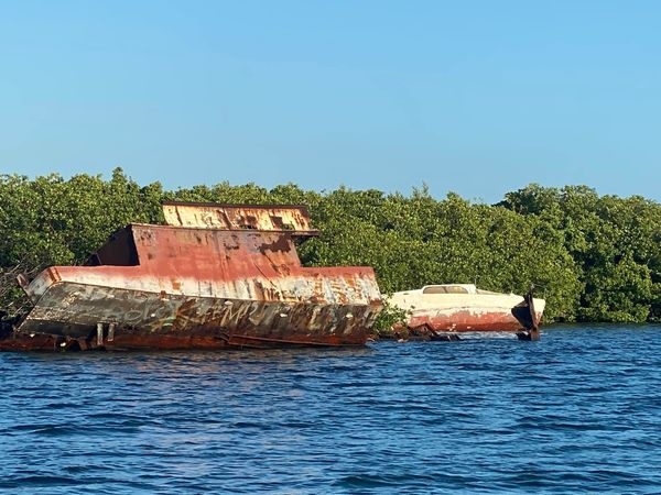 Ecología desconoce si barcos hundidos en Isla Mujeres aún tienen combustible