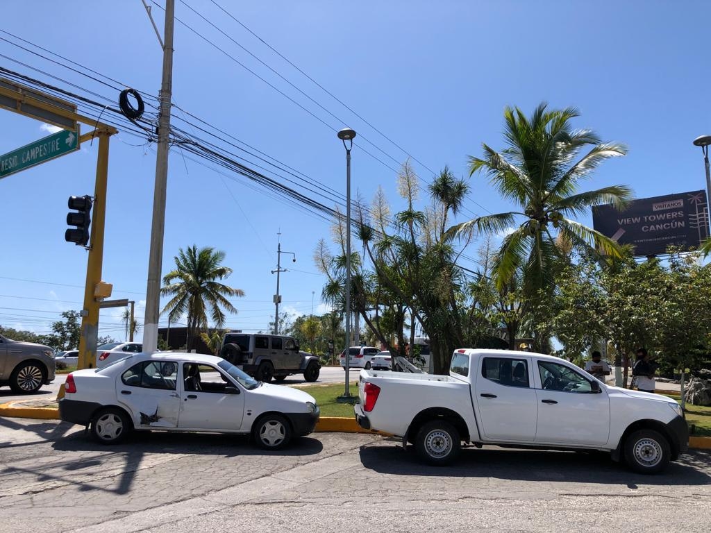 Por 'volarse' un alto, automovilista causa un choque en el Boulevard Colosio de Cancún