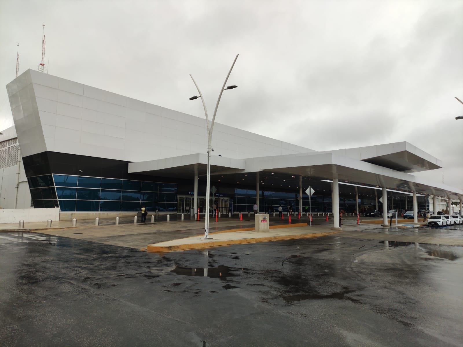 Frente Frío causa desvío de vuelos en el aeropuerto de Mérida