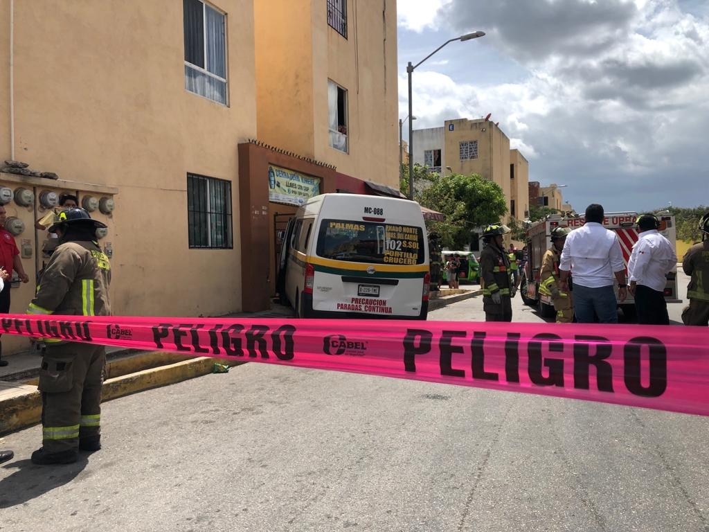 El chofer de la combi quedó prensado tras el choque en Paseos del Mar, donde fue rescatado por bomberos de Cancún