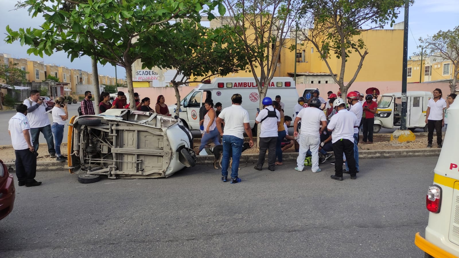 Chofer de mototaxi sale volando tras impactarse contra una camioneta en Playa del Carmen