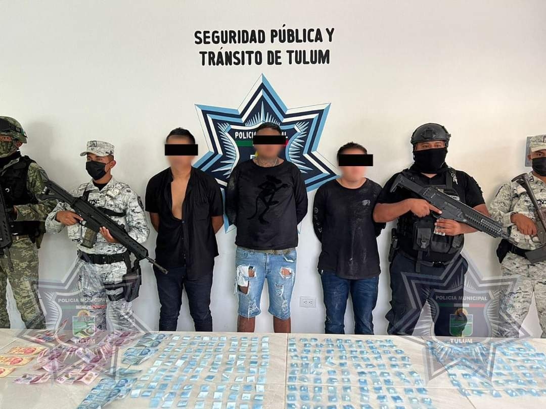 Aseguran a tres hombres con 261 dosis de drogas y dinero en efectivo en Tulum