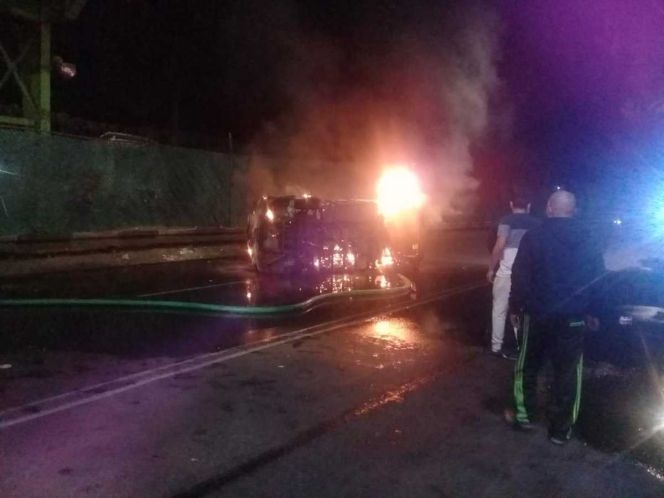 Accidente provoca incendio de automóvil en Iztapalapa, CDMX