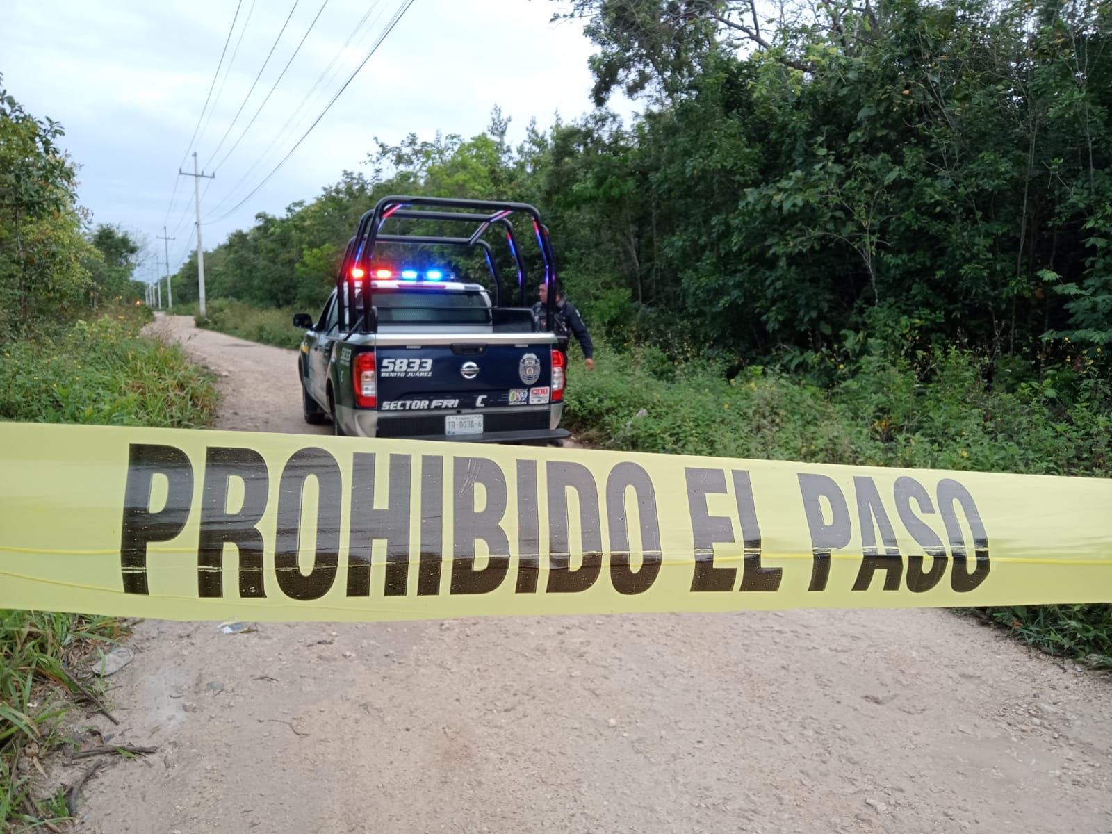 El Semefo de Cancún acudió a la Supermanzana 254 para realizar el levantamiento del cuerpo encontrado por vecinos de la zona