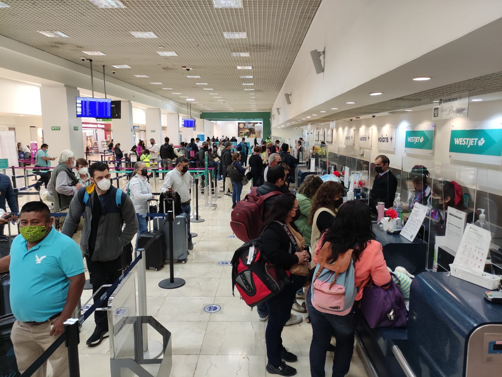 El vuelo 448 de Volaris debió llegar a las 04:50 horas y se espera aterricé en Mérida a las 09:30 horas, según lo programado hasta el momento