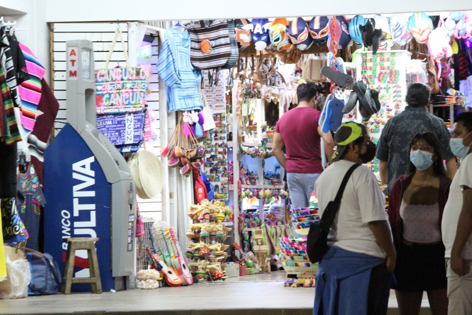 Los comerciantes indicaron que, pese a la eliminación del cubrebocas en espacios abiertos en Quintana Roo, mantendrán la medida en sus establecimientos
