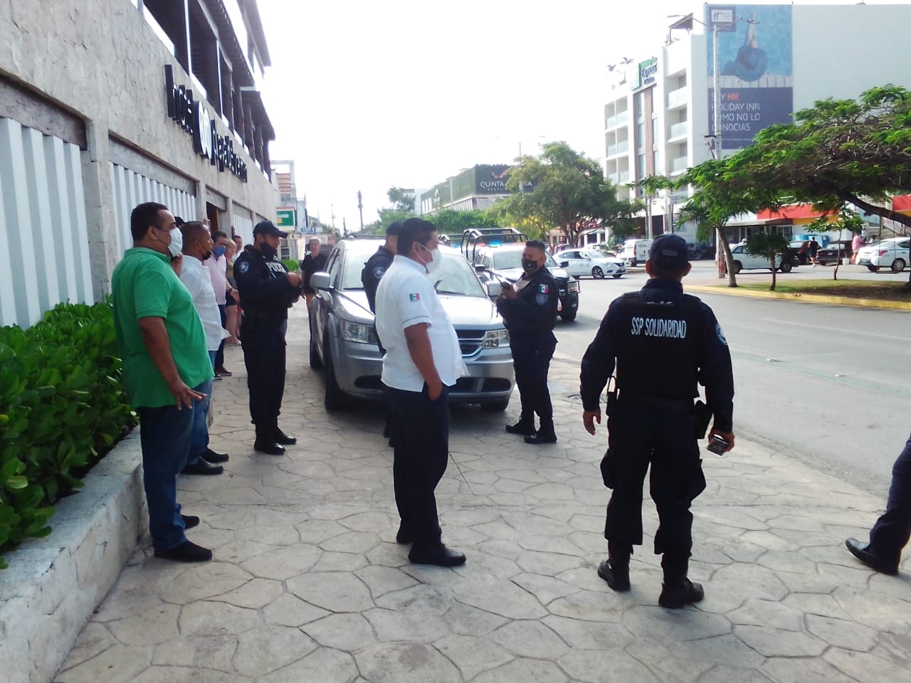 Taxistas de Playa del Carmen impiden salida de un vehículo con turistas a Cancún