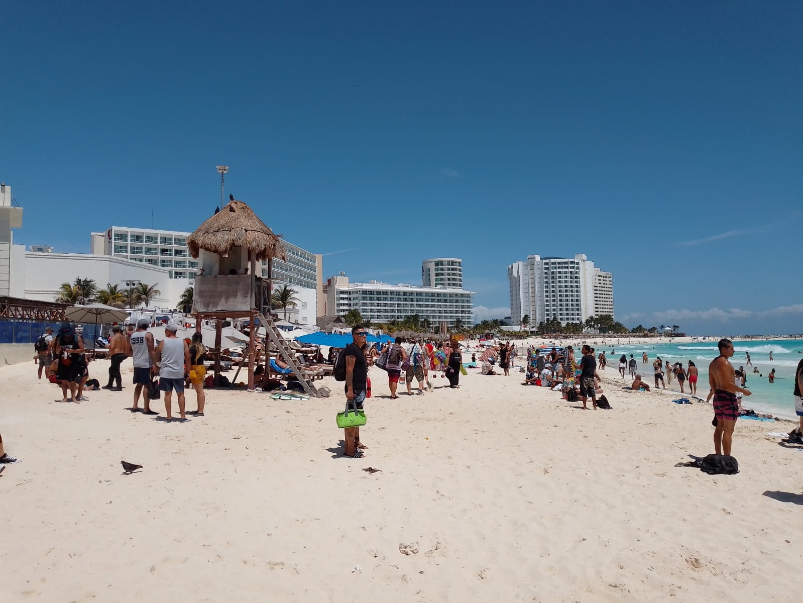 El día soleado motivó a los turistas nacionales y extranjeros, a salir de sus centros de hospedaje y visitar las playas de Cancún