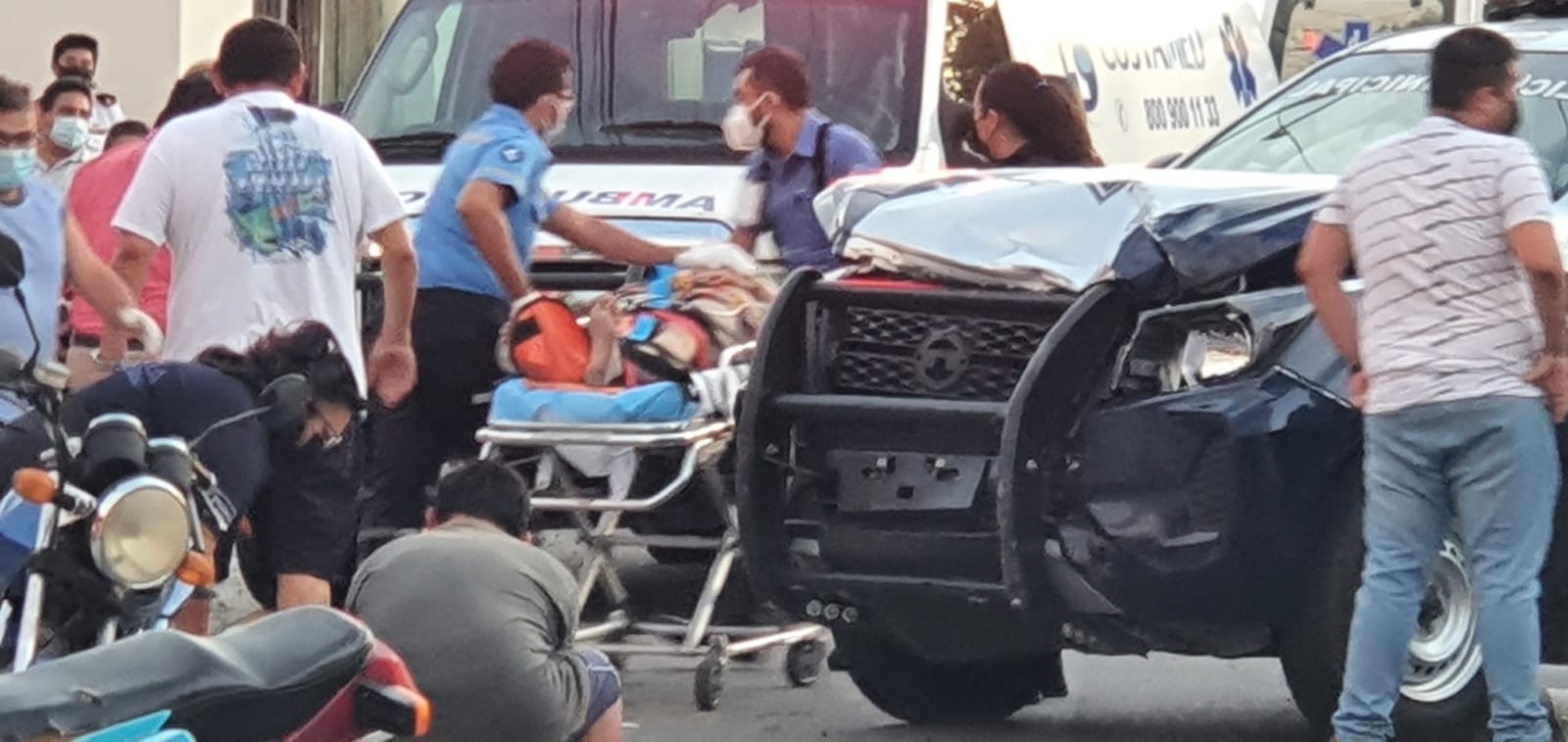 Turistas en moto son embestidos por una patrulla tras volarse un alto en Cozumel