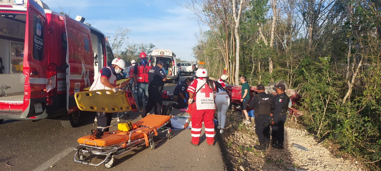 Al lugar arribaron paramédicos de la Cruz Roja para dar atención a los heridos