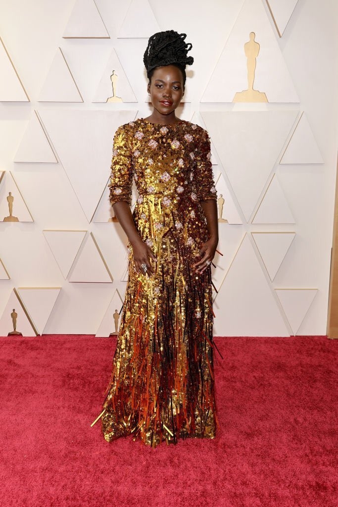 Durante esta alfombra roja de los Oscar 2022, Lupita Nyong'o sorprendió con un vestido dorado con flores rosadas.