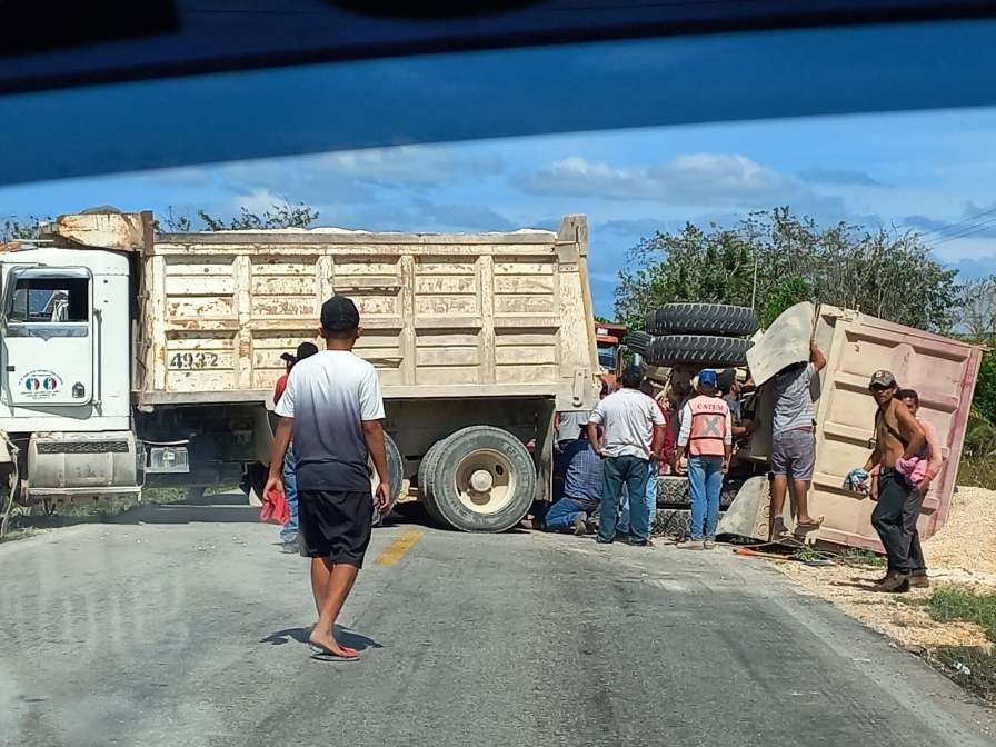 Pese a accidentes, volqueteros van a exceso de velocidad en la Cancún-Mérida, acusan