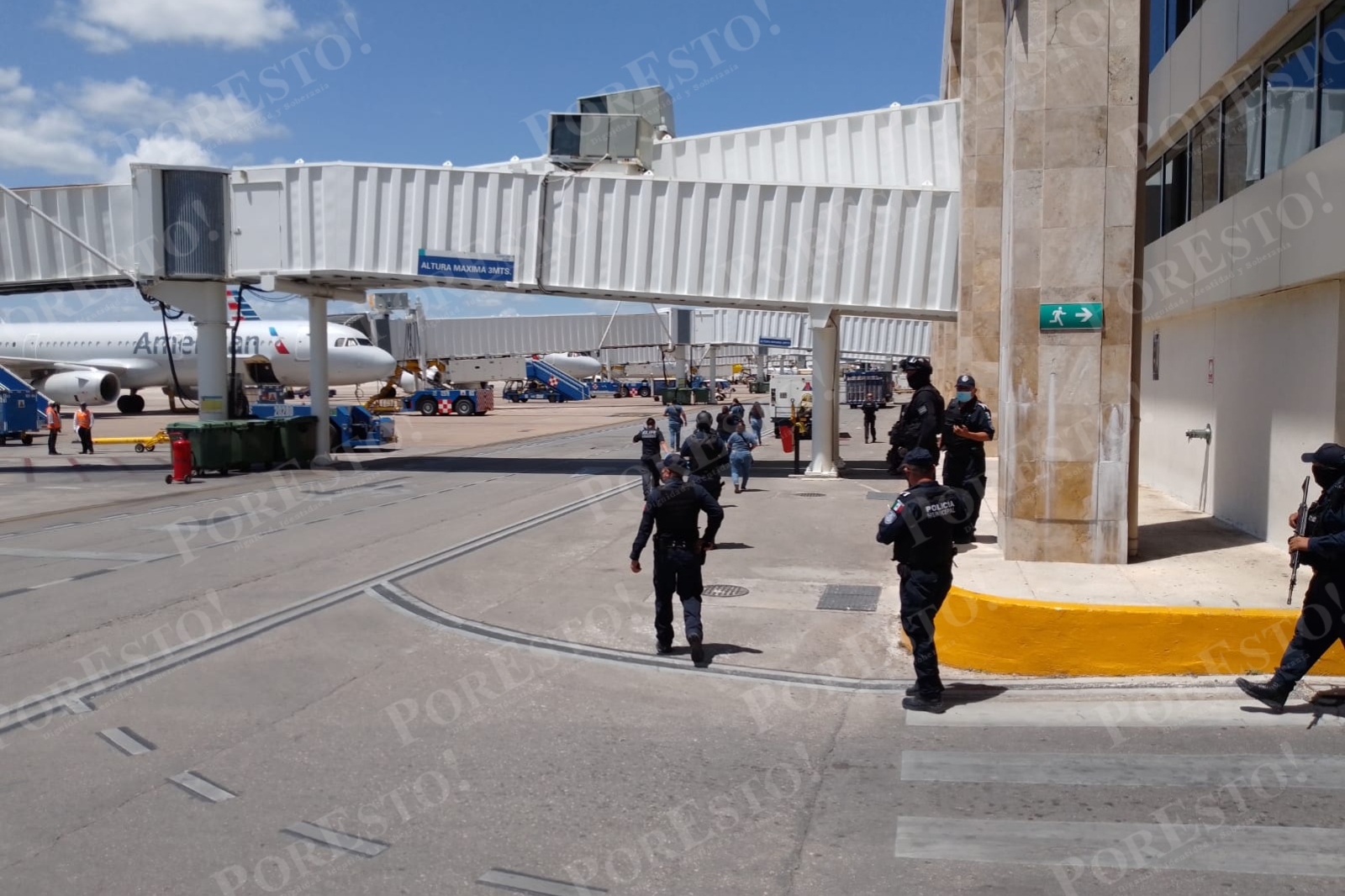 Personal de la Guardia Nacional y Policía Quintana Roo en el aeropuerto de Cancún llegaron a la Terminal 3 para controlar al turismo que corrió durante el ataque armado