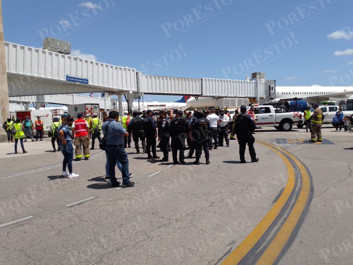Los pasajeros fueron resguardados por policías en la pista del aeropuerto