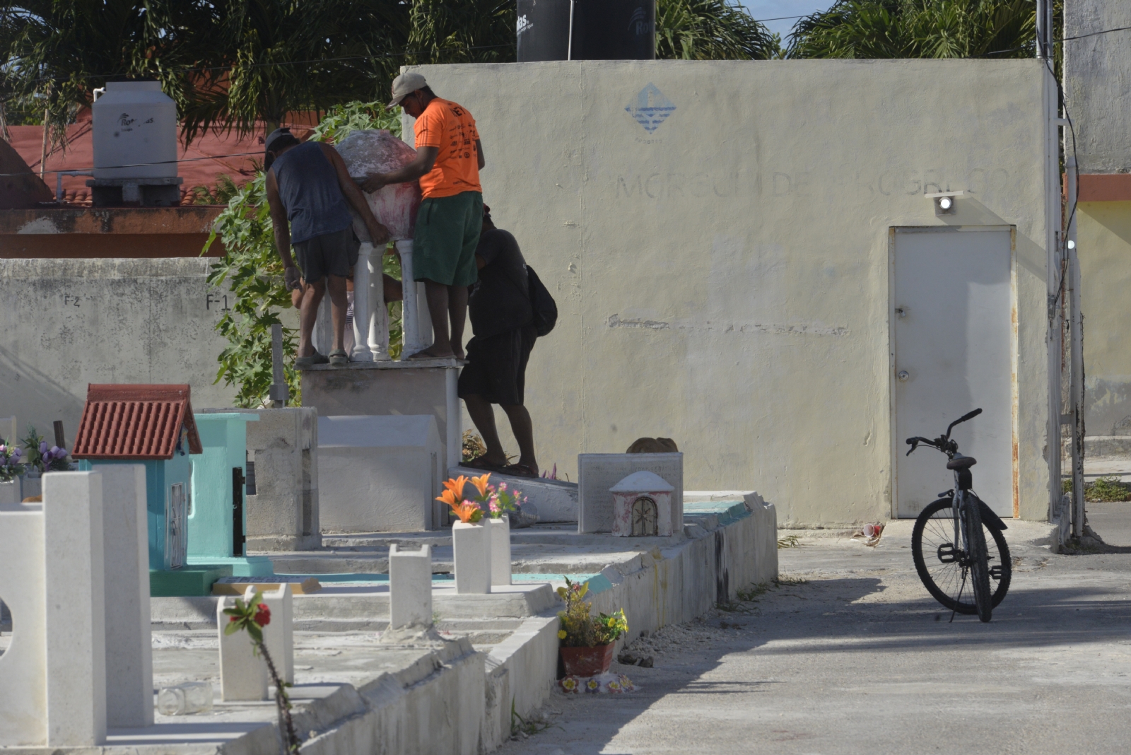 Víctor Poot y Román Peraza preparan una fosa para un entierro en el cementerio general