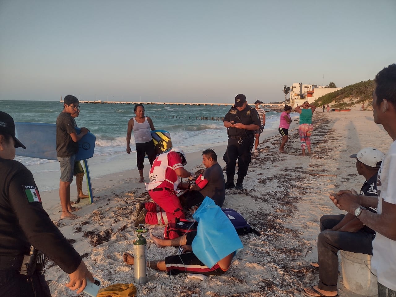 Surfista rescata a un menor de edad de ahogarse en el puerto de Progreso