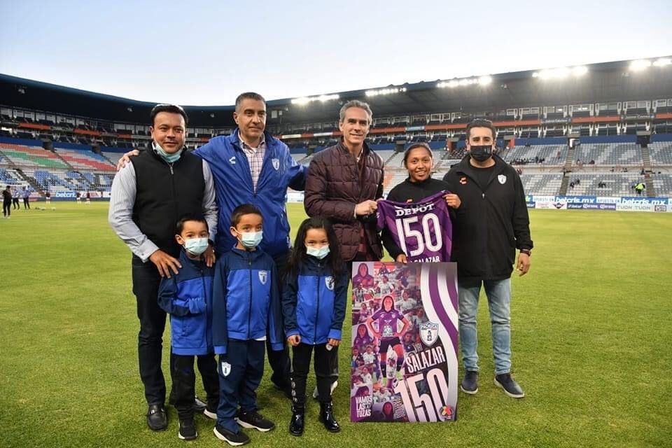 La chetumaleña recibió el reconocimiento previo al partido que su equipo las Tuzas sostuvo en el Estadio “Hidalgo”