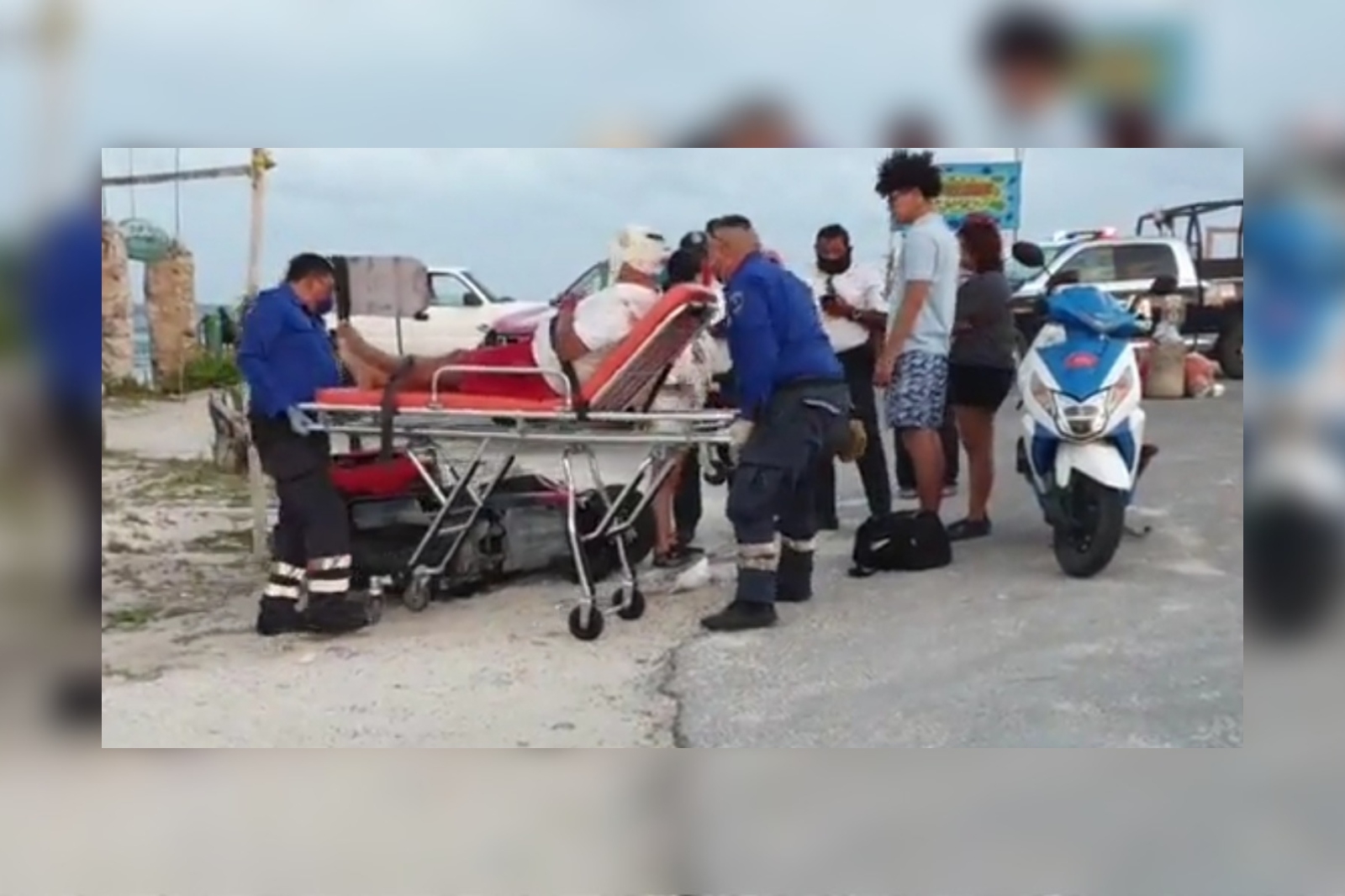 Paramédicos acudieron al cruce de la avenida 11 con Félix González Canto, para valorar al motociclista accidentado