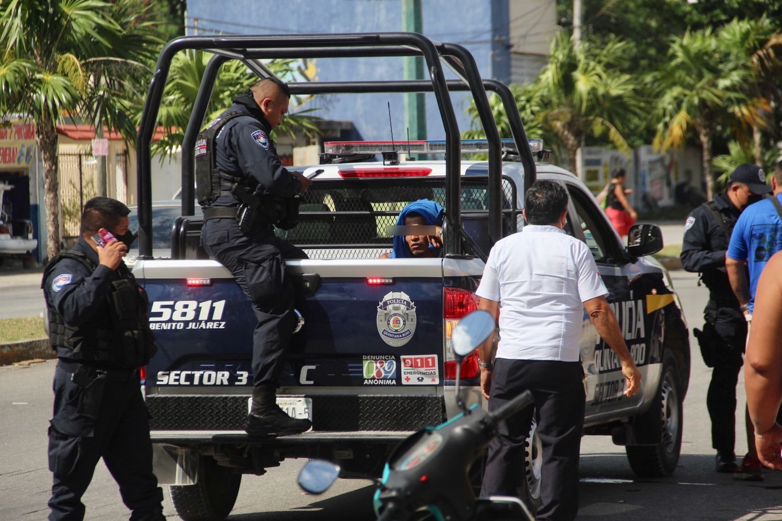El hombre fue llevado a las instalaciones de la Policía en Cancún, acusado de robo en contra de una mujer mayor