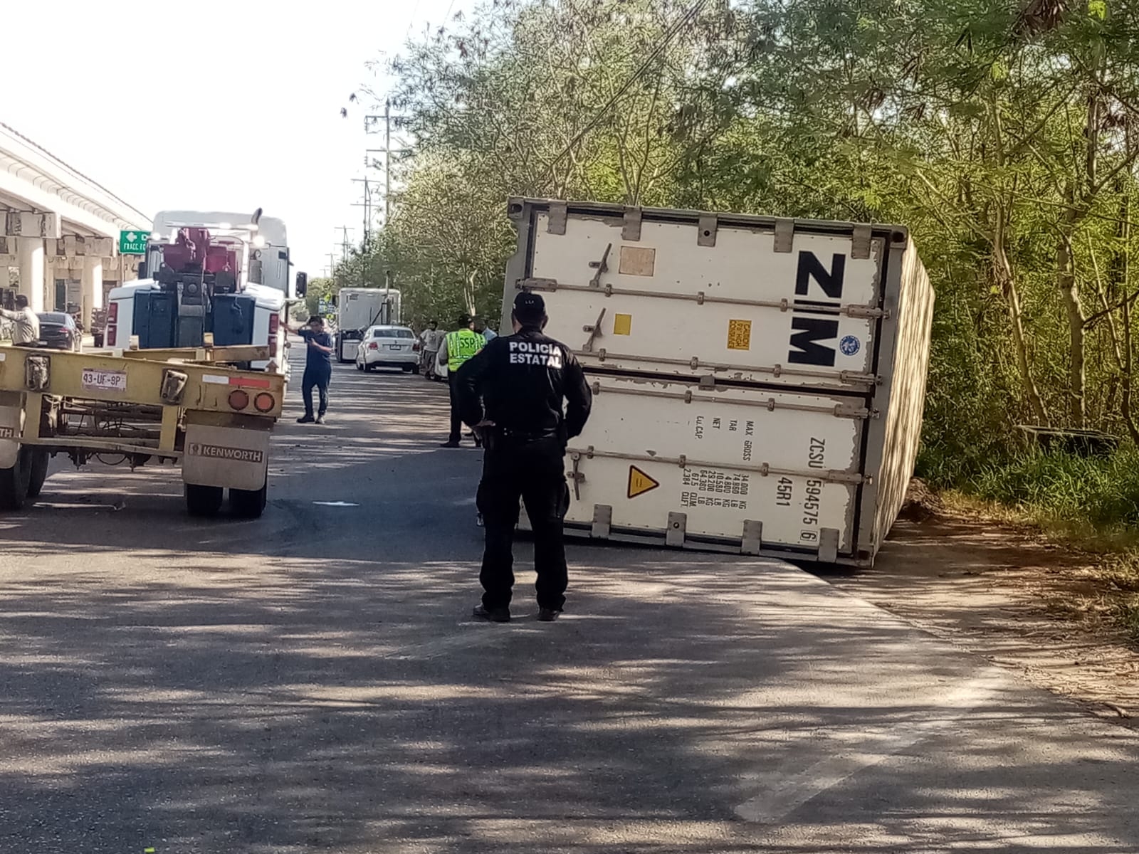 Tráiler pierde su carga debajo de un puente sobre Periférico de Mérida