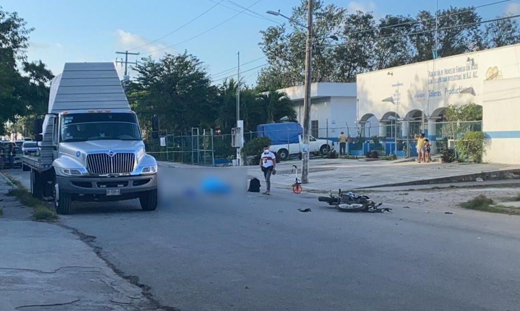 Joven motociclista muere de un golpe en la cabeza tras chocar en Cancún