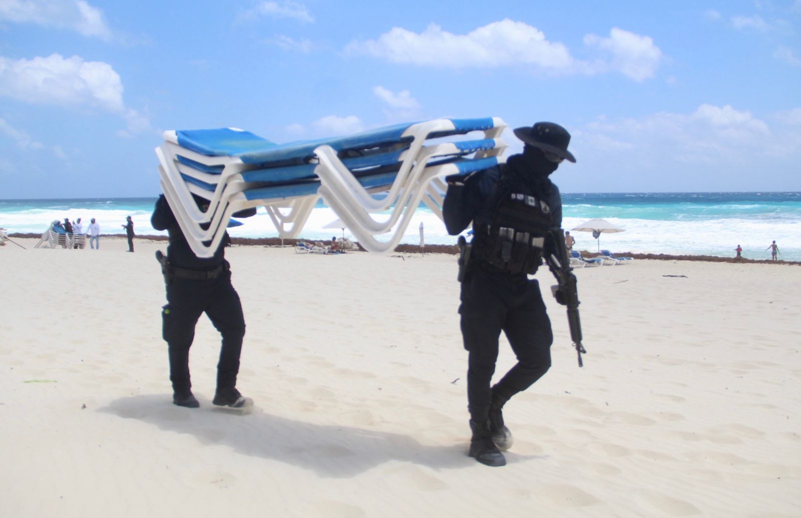 Retiran camastros de Playa Marlín en Cancún tras operativo policiaco