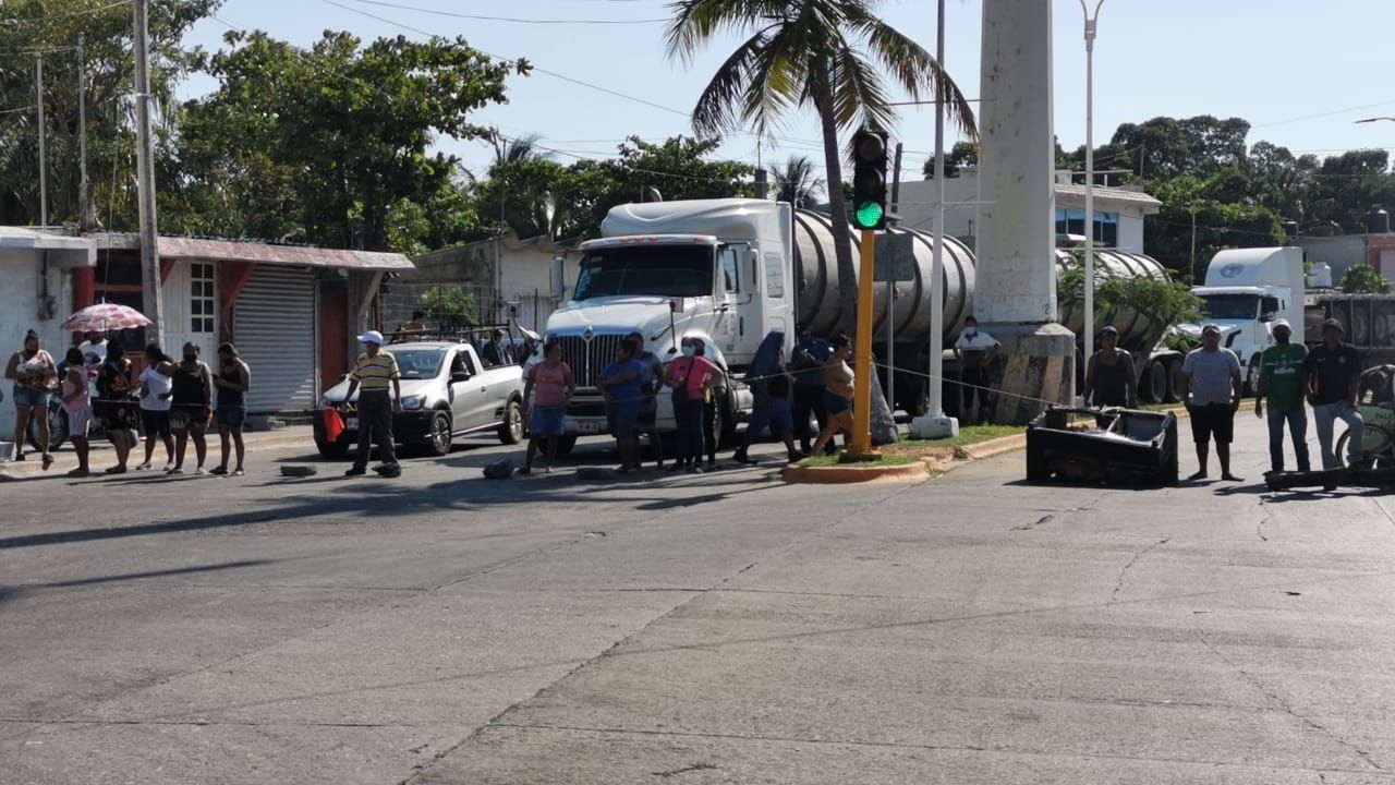 Los vecinos de la colonia Caracol en Ciudad del Carmen cerraron la circulación de la avenida 10 de Julio