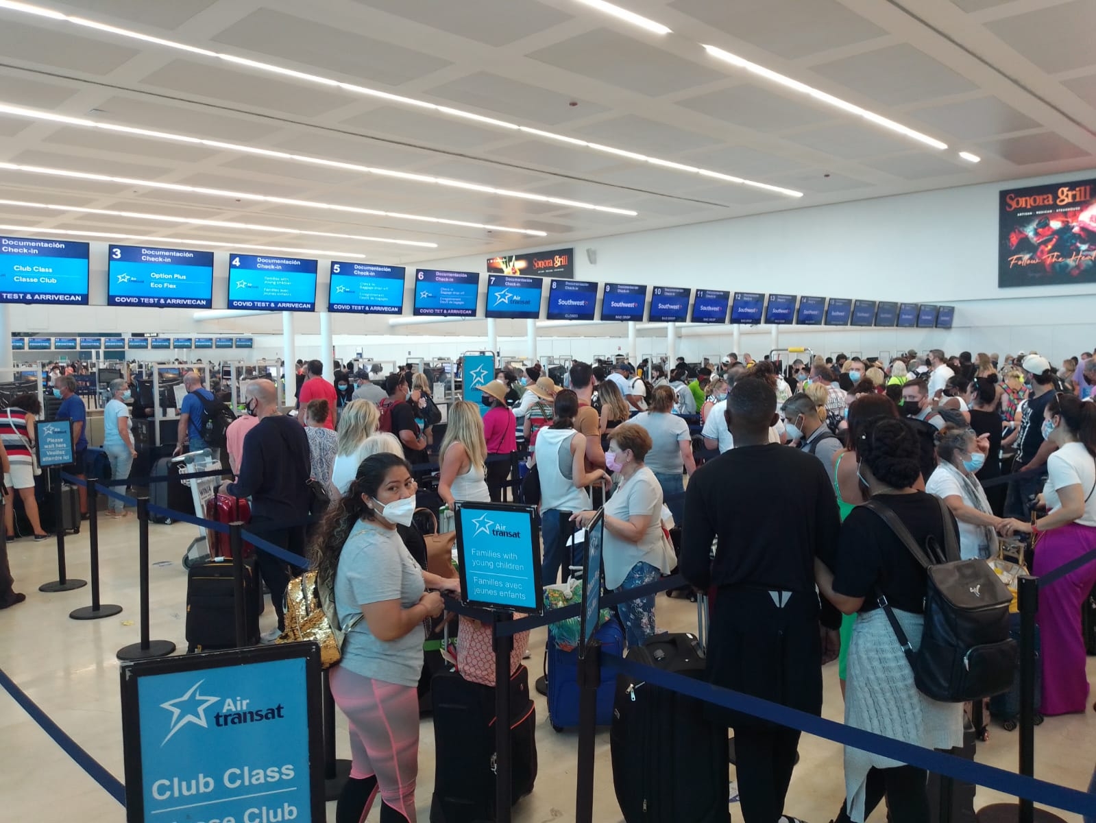 Turistas esperan hasta tres horas para tomar un vuelo en Cancún: VIDEO