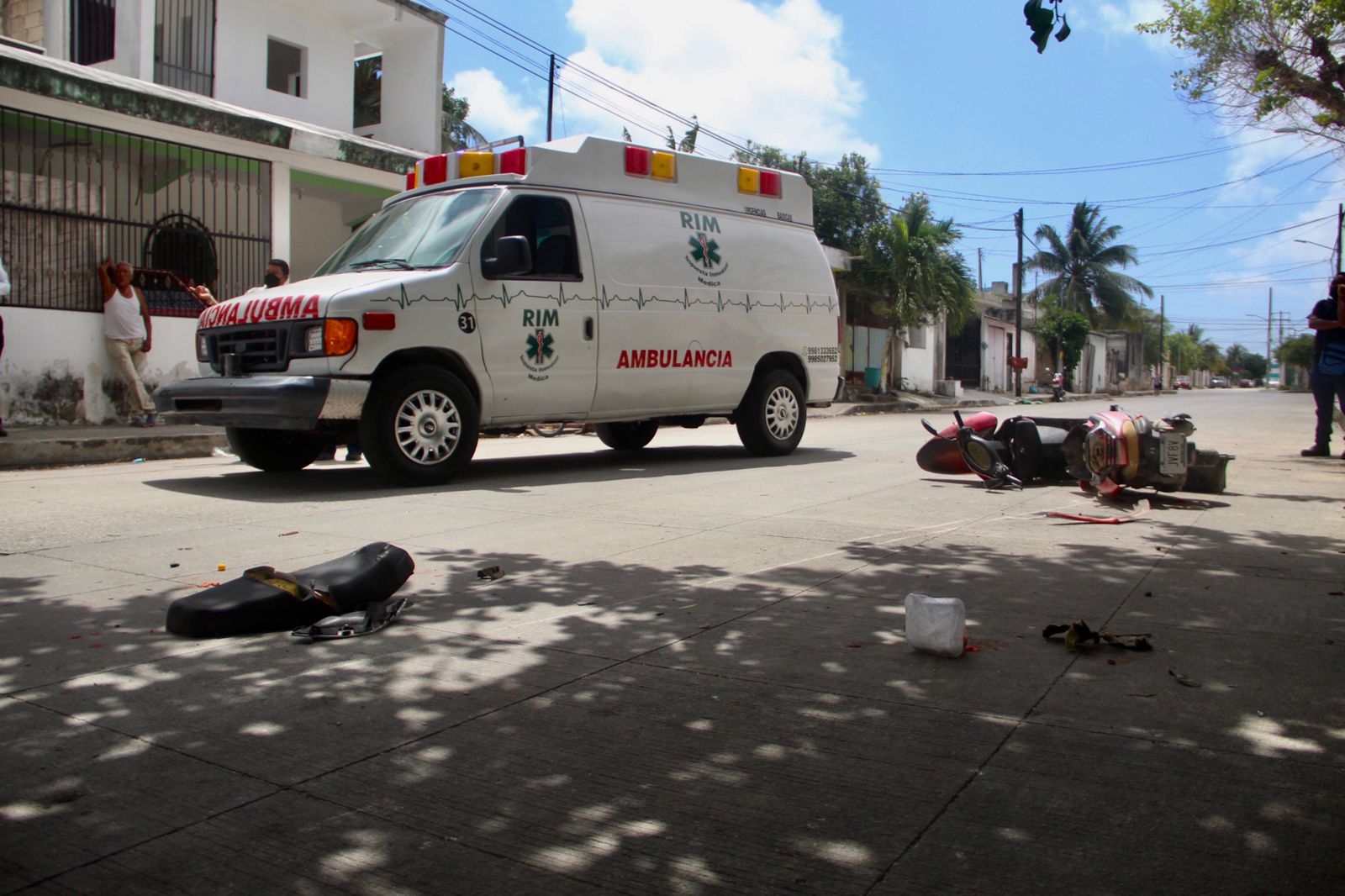 Paramédicos de la empresa privada trasladaron a la motociclista lesionada al Hospital General de Cancún