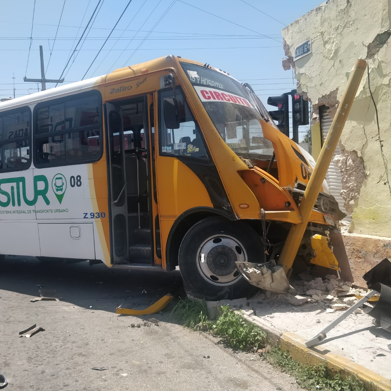 Mérida: Camión de Situr choca contra una tortillería en la colonia Melitón Salazar