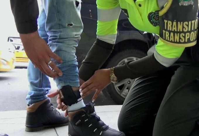 El hombre mantendrá el brazalete electrónico durante el tiempo que dure el proceso