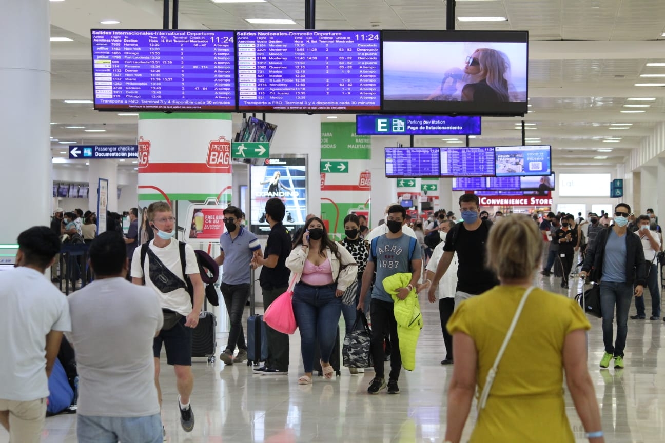 Pasajeros de los vuelos demorados esperaron que sus aerolíneas reprogramaran sus salidas desde Cancún