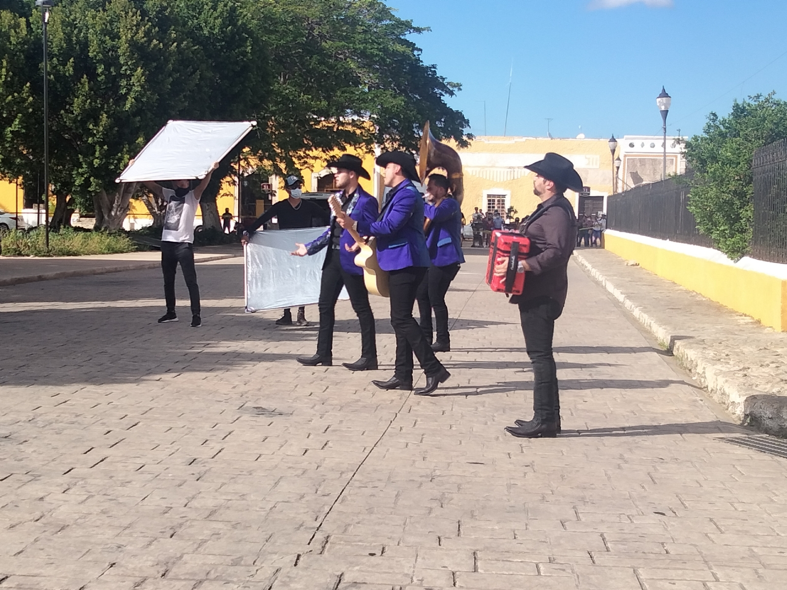 La agrupación cantó frente a sus fans durante las grabaciones en Izamal