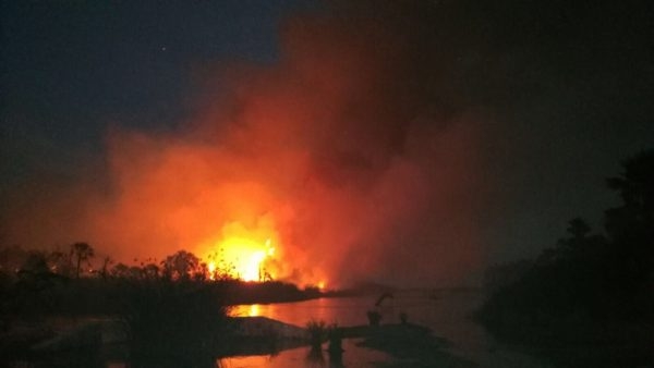 El fuego habría alcanzado a por lo menos 22 viviendas, cuyas familias alcanzaron a ser resguardadas