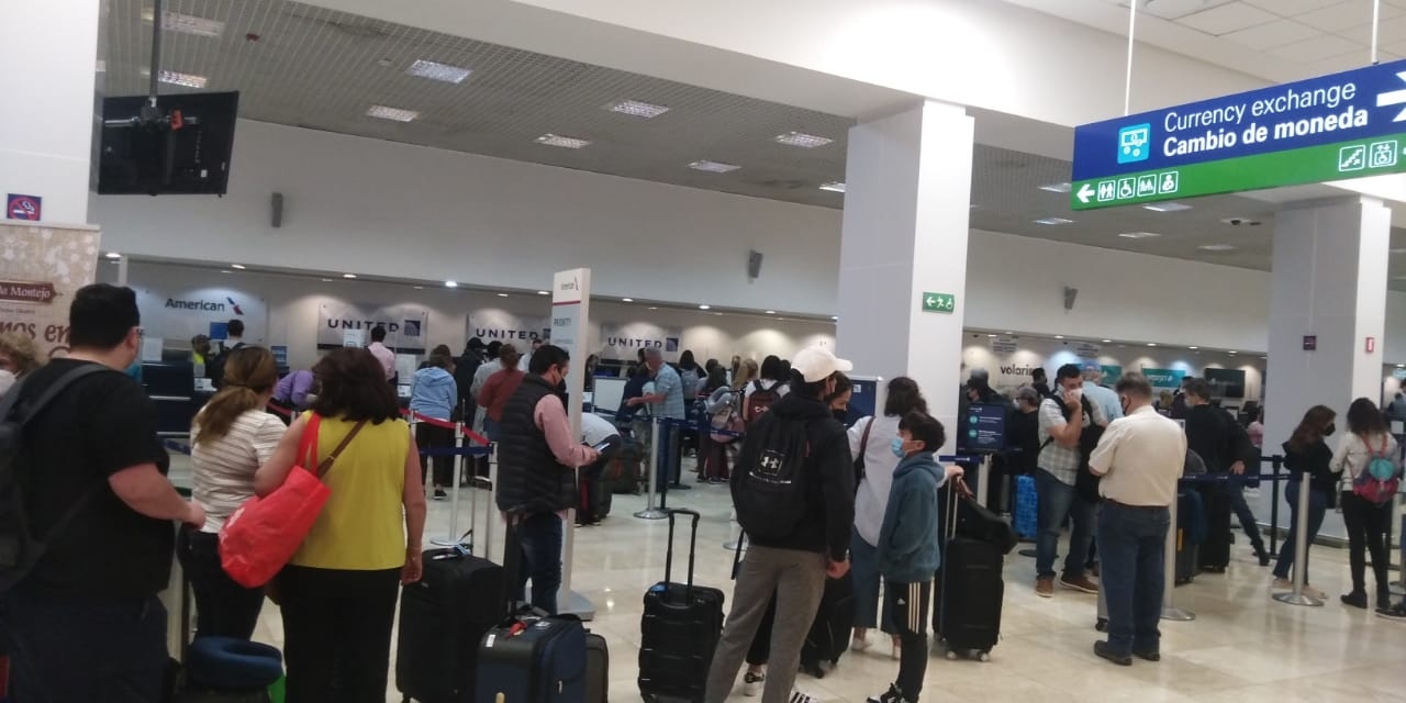 Los pasajeros con destino a Estados Unidos acudieron al módulo de su aerolínea en el aeropuerto de Mérida para documentar equipaje