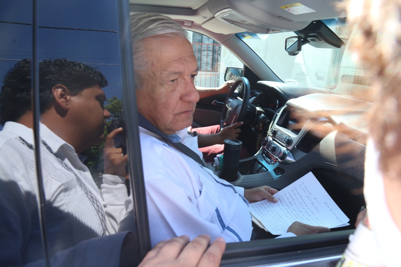 López Obrador llegó a la Base Aérea No. 8 en Mérida para abordar un helicóptero y supervisar los avances del Tren Maya en Yucatán