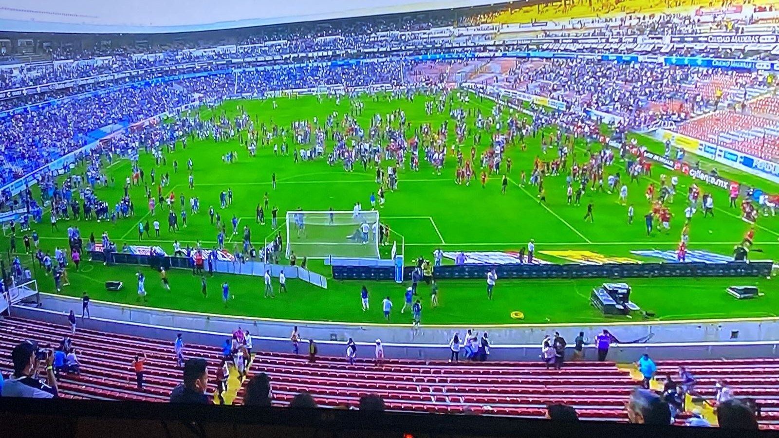 Durante el segundo tiempo en el minuto 62 del partido del Querétaro contra el Atlas, miles de aficionados ingresaron al campo