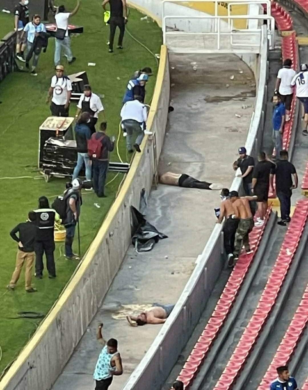 En pleno juego miles de aficionados del atlas, entre ellos, familias, niños y jóvenes corrieron hacia el campo para resguardarse