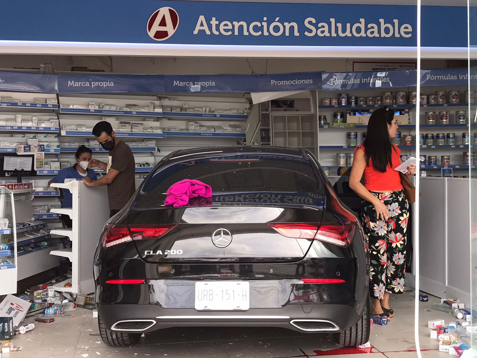 Conductor de un Mercedes se mete a una farmacia en Cancún