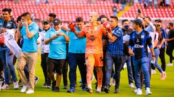 Aguerre intentó calmar los ánimos entre aficionados. Foto: Getty Images
