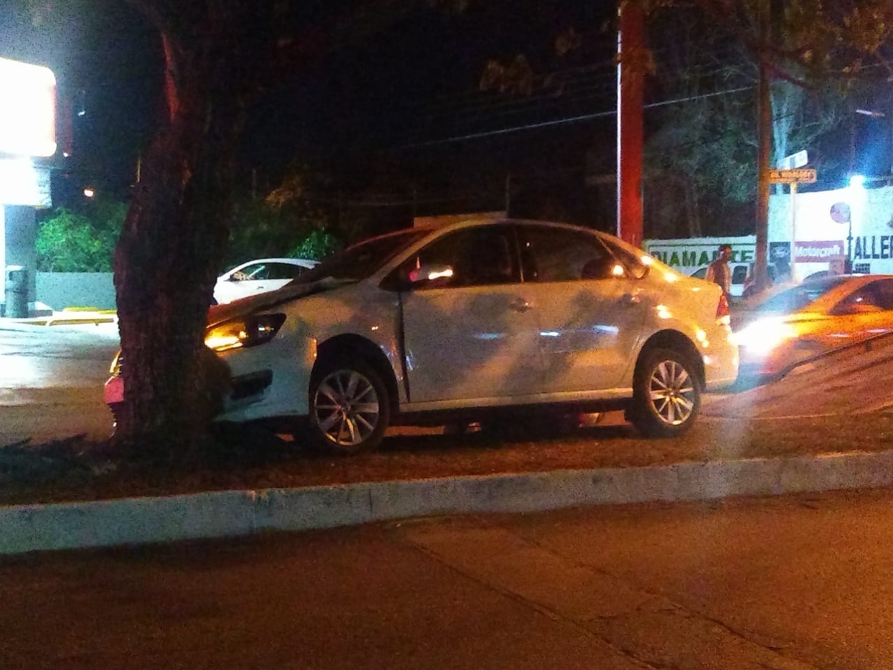 Conductor pierde el control de su auto y se estrella en medio de la calle en Mérida