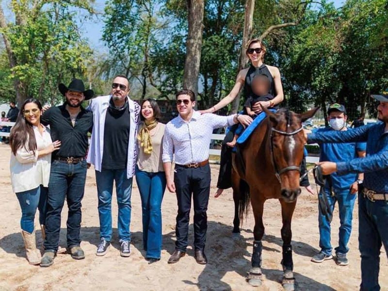 La familia Aguilar se reunió con el gobernador y su esposa. Foto: Instagram @samuelgarcia