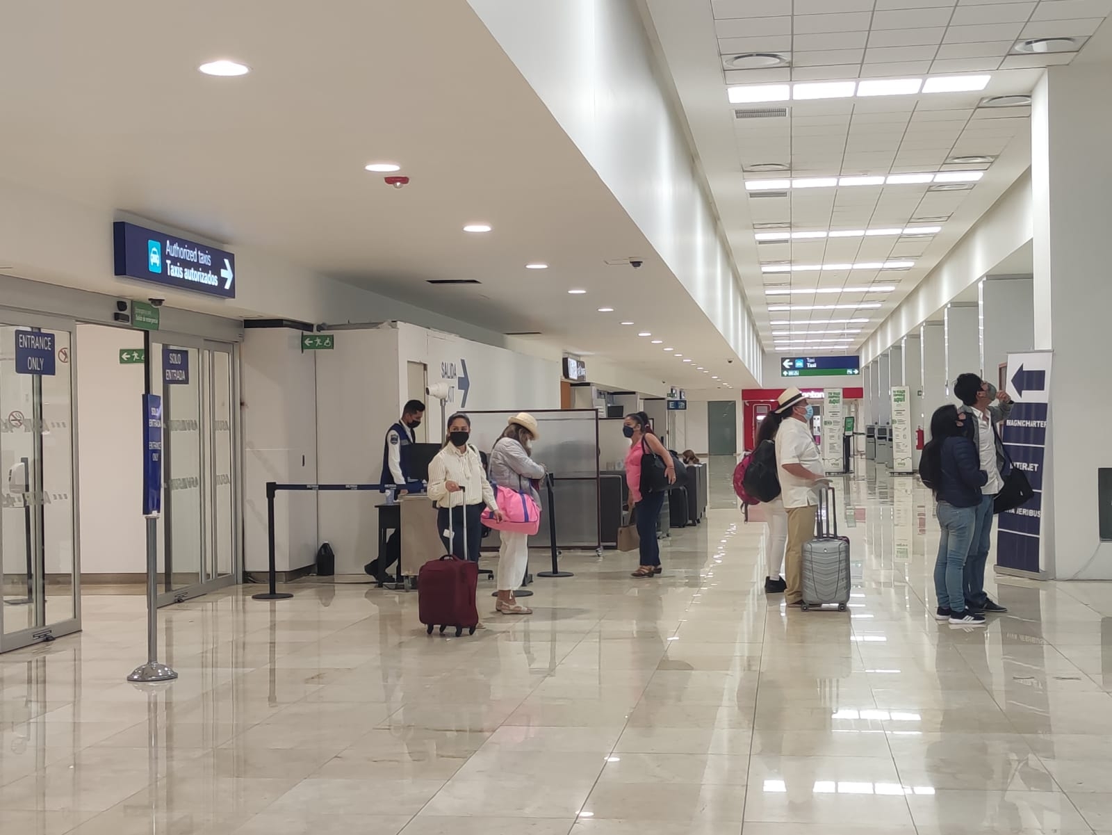 Atrasan cuatro vuelos de Volaris en el aeropuerto de Mérida