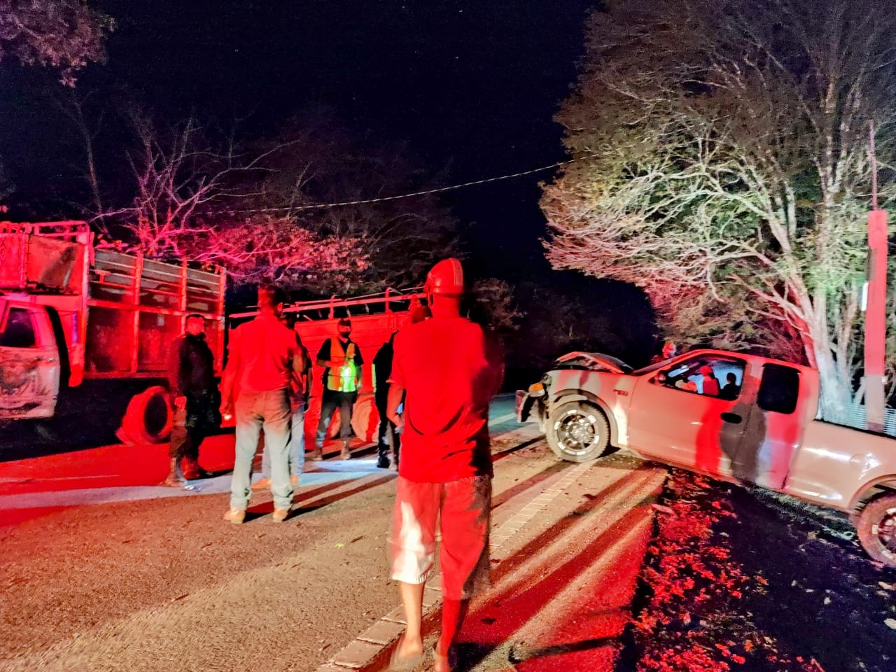 Elementos policiacos cerraron la circulación de la vía Peto-Tzucacab en lo que retiraban los vehículos de la zona